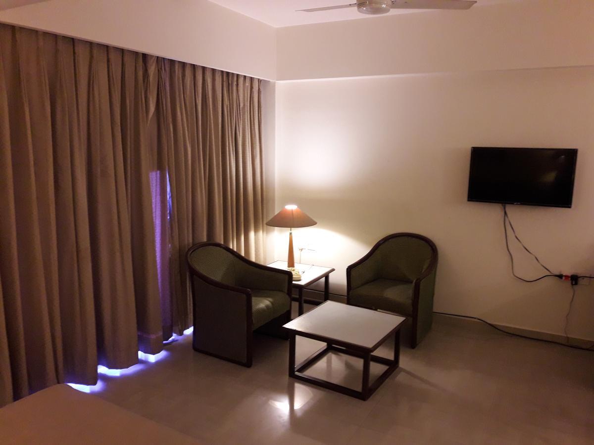 Hotel Bluehill Бхавнагар Экстерьер фото